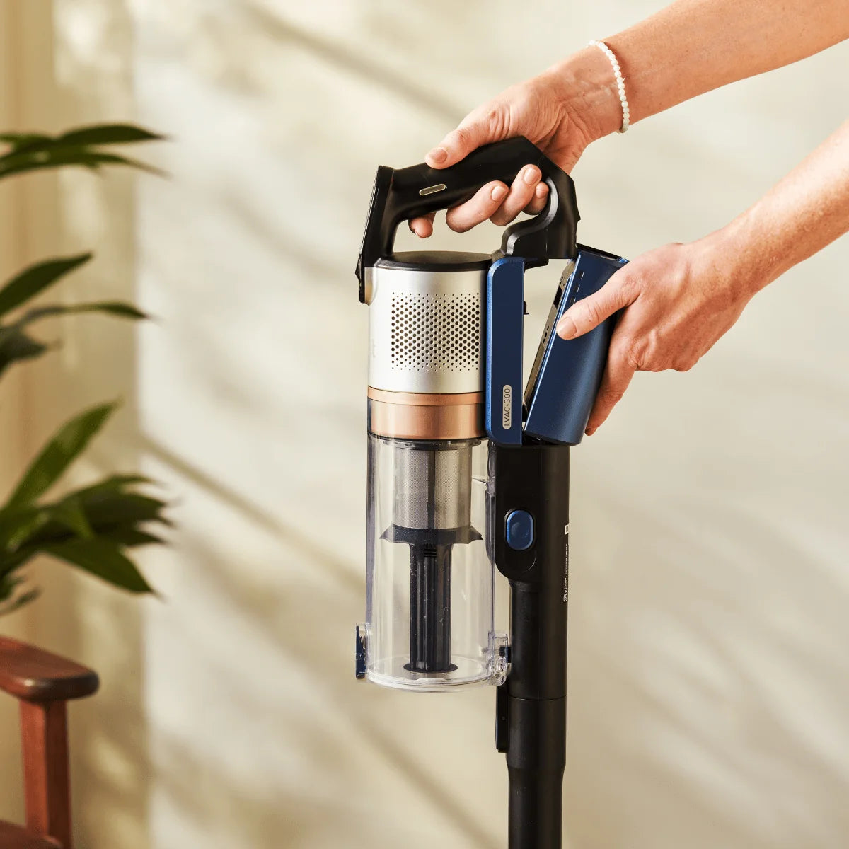 LVAC-300 Cordless Vacuum Cleaner
